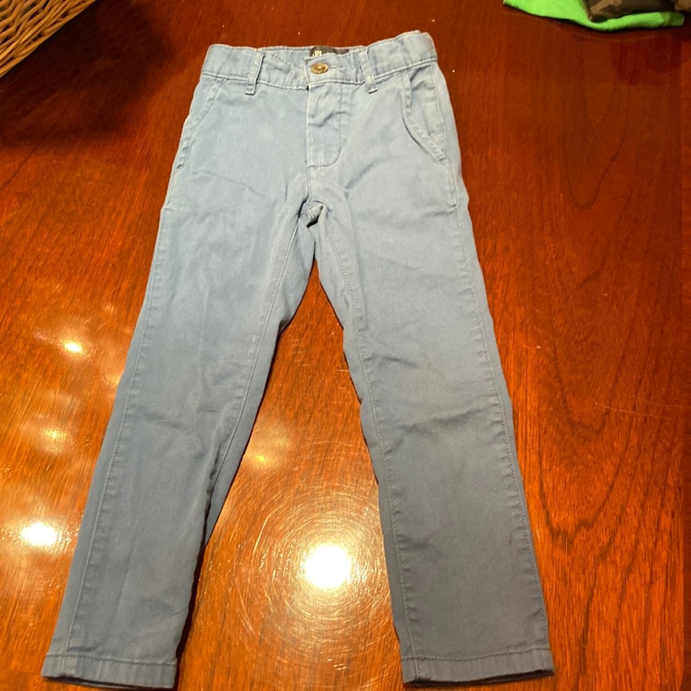 Slim cut chinos in blue.